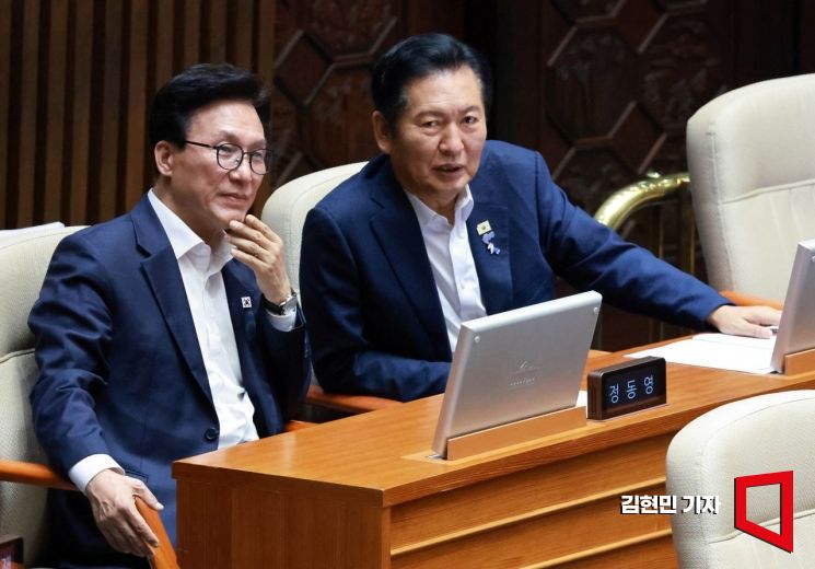김민석 더불어민주당 대표와 정청래 의원이 지난 8월26일 국회에서 열린 본회의에서 대화하고 있다. 김현민 기자
