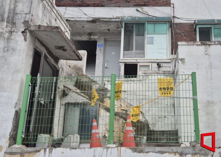 지난 24일 찾은 서울 성북구 장위13구역 한 건물에 노후화로 인한 위험 탓에 '출입금지' 표식이 붙어 있다. 오지은 기자