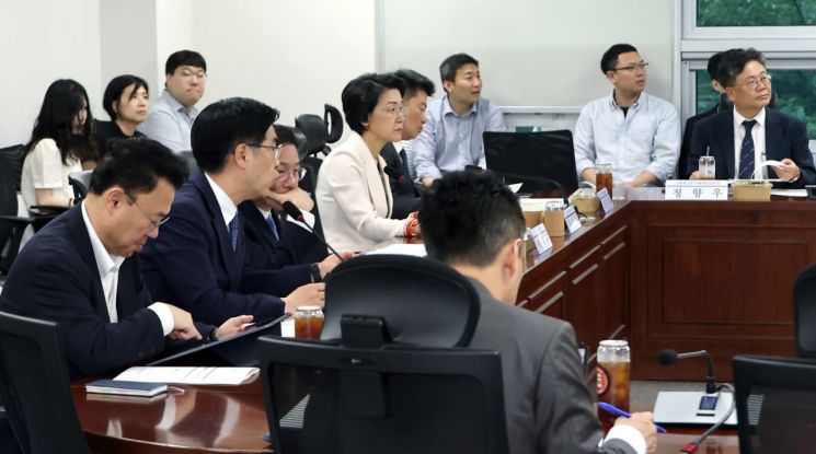 20일 국회 의원회관에서 열린 미래대응기금 비공개 당정협의에 김민재 행정안전부 차관, 최은옥 교육부 차관 등이 참석하고 있다. 2026.8.20 연합뉴스