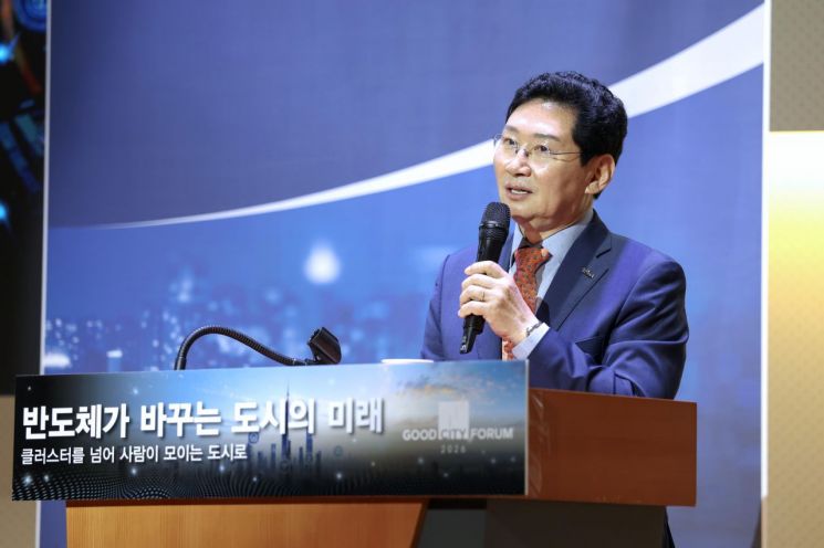 이상일 용인특례시장이 26일 서울 중구 페럼타워에서 열린 ‘제9회 굿시티포럼 2026’에서 ‘용인르네상스 2.0이 그리는 미래’를 주제로 발표하고 있다. 용인시 제공