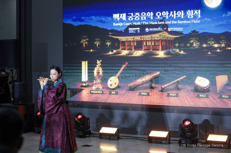 부여군충남국악단 연주자가 지난달 22일 부산시립박물관에서 열린 제48차 유네스코 세계유산위원회 특별 공연에서 횡적을 재현한 악기를 연주하고 있다./국가유산청.