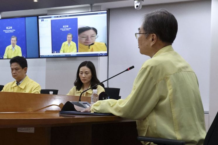 조현 외교부 장관이 26일 외교부에서 네팔 홍수 우리 국민 실종 관련 재외국민보호대책본부 회의를 주재하고 있다. 2026.8.26    mon@yna.co.kr 연합뉴스