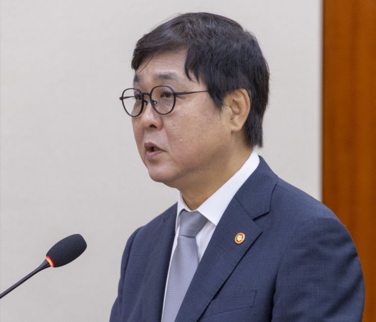 최휘영 문화체육관광부 장관이 26일 국회에서 열린 문화체육관광위원회 전체 회의에 출석해 업무 보고를 하고 있다. 연합뉴스