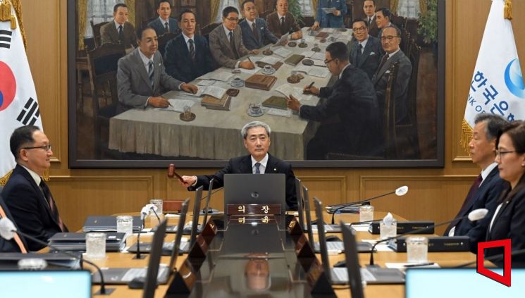 신현송 한국은행 총재가 27일 서울 중구 한은에서 열린 금융통화위원회 본회의에 참석해 의사봉을 두드리고 있다. 사진공동취재단