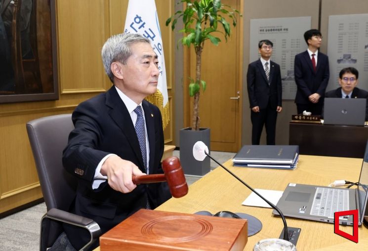 신현송 한국은행 총재가 27일 서울 중구 한은에서 열린 금융통화위원회 회의에서 의사봉을 두드리고 있다. 사진공동취재단