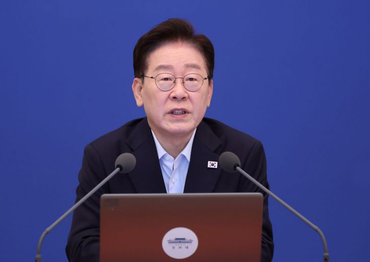 이재명 대통령이 25일 청와대에서 국무회의 발언을 하고 있다. 청와대통신사진기자단