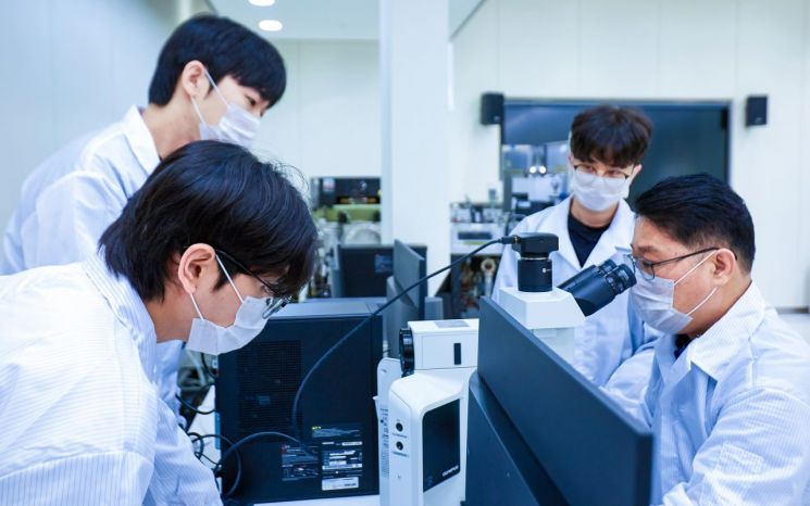 영진전문대 반도체전자 계열 학생들의 실습 모습.