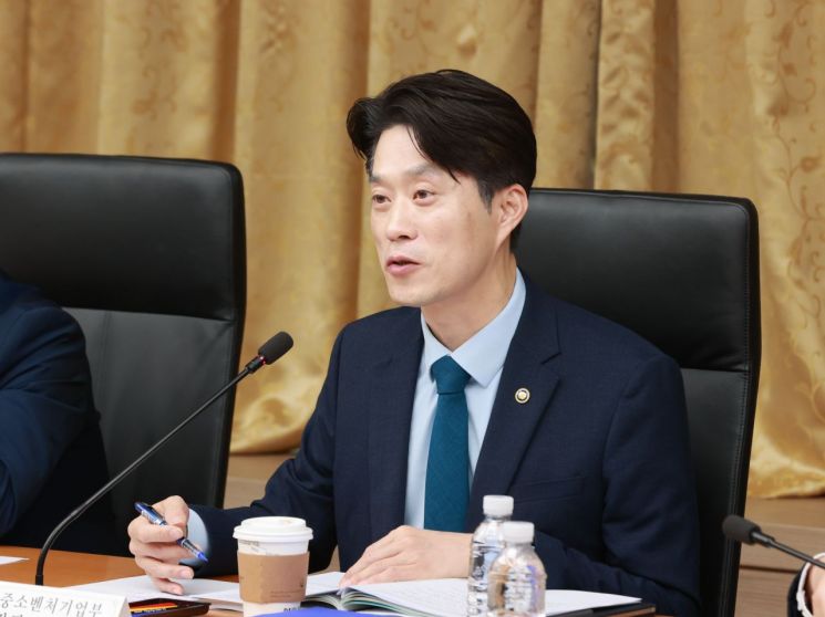 노용석 중소벤처기업부 장관 직무대행 제1차관이 27일 서울특별시 중구 예금보험공사에서 열린 ‘재정운용전략협의회’에서 ‘全(전)부처 중소기업 지원사업 효율화 방안’과 ‘신성장 분야 혁신기업 육성 방안’ 관련 토론을 하고 있다. 중기부