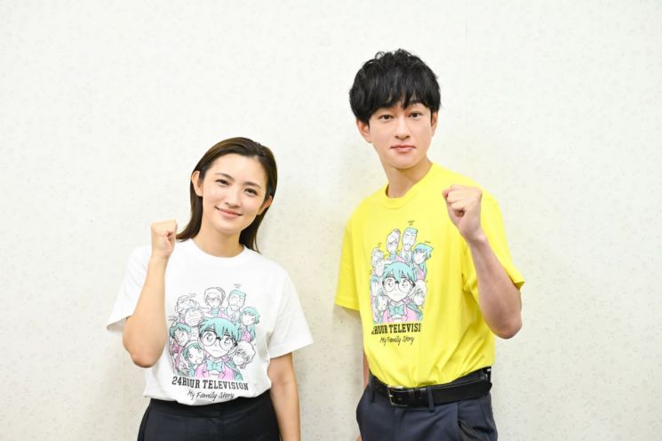 지난해 니혼테레비의 특별방송 '24시간 테레비'의 마라톤 러너였던 일본 남성그룹 SUPER EIGHT의 요코야마 유(오른쪽)가 올해 러너인 배우 호시노 마리와 포즈를 취하고 있다. 24시간 테레비.