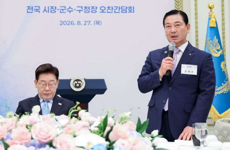 시장·군수·구청장협의회장인 조재구 대구 남구청장이 27일 청와대에서 이재명 대통령 주최로 열린 민선 9기 시장·군수·구청장 초청 오찬간담회에서 발언하고 있다. 2026.8.27 연합뉴스