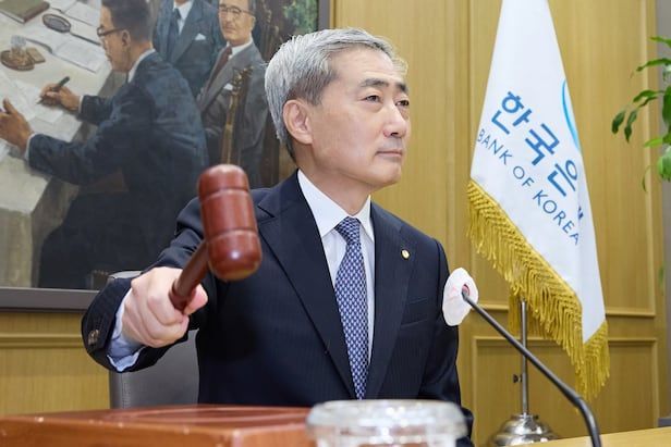 신현송 한국은행 총재가 서울 중구 한국은행에서 열린 금융통화위원회 본회의에서 의사봉을 두드리고 있다. 27일 금통위는 기준금리를 연 2.75%에서 3.00%로 0.25%포인트 인상했다. 한국은행