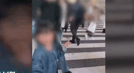 과거 국내 소셜미디어에 올라온 영상에서도 한 여성이 횡단보도 앞을 지나가는 아이에게 몸을 고의로 부딪치는 모습이 공개돼 논란이 된 바 있다. SNS 갈무리