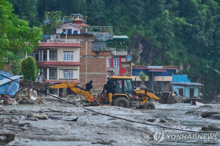 지난 26일 네팔 중북부의 히말라야 산악지대에서 대규모 홍수가 발생해 현지에서 수력발전소를 짓던 한국인 근로자 9명의 연락이 두절됐다. 사진은 홍수 덮친 네팔 누와코트. 연합뉴스