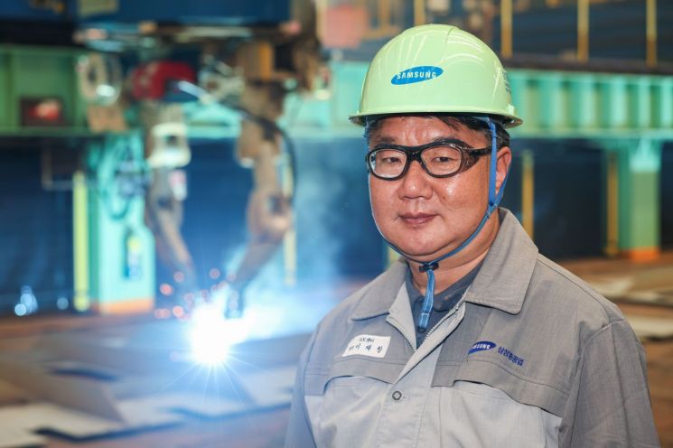 이재창 삼성중공업 RX센터 명장은 24일 경남 거제조선소에서 진행된 아시아경제와 인터뷰에서 "힘들고 반복적인 구간은 자동화 시스템이 맡고, 숙련 인력은 시스템을 운용·관리하면서 더 복잡한 판단이 필요한 공정에 집중할 수 있도록 설계 방향을 잡았다"고 말했다. 삼성중공업