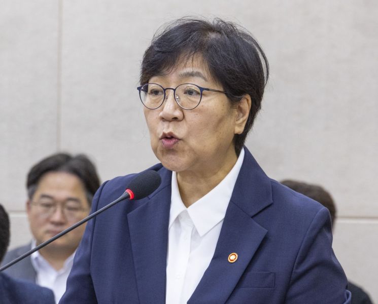 정은경 보건복지부 장관이 21일 국회에서 열린 보건복지위원회 전체 회의에서 상임위 유관기관에 대한 2025년 회계연도 결산안이 처리된 뒤 정부 측 인사를 하고 있다. 연합뉴스