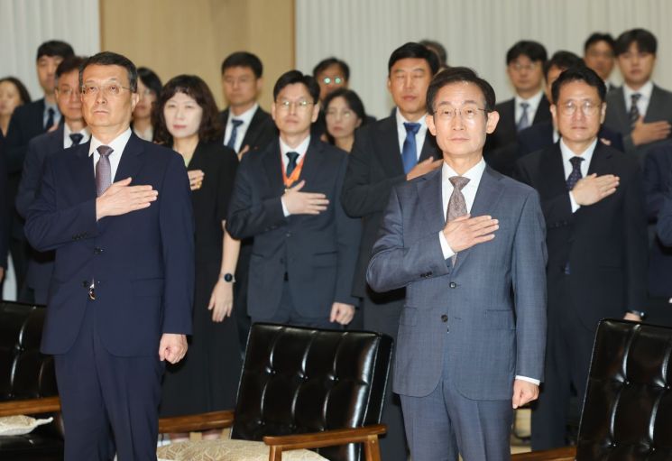 김호철 감사원장이 28일 서울 종로구 감사원에서 열린 '개원 78주년 감사의 날' 행사에서 국기에 경례하고 있다. 2026.8.28 연합뉴스