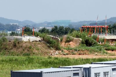 26일 오후 전남광주 무안국제공항 제주항공 여객기 참사 현장에 방위각 시설(로컬라이저) 둔덕이 보이고 있다. 이날 경찰 특별수사단은 참사 직후 로컬라이저 관련 허위 보도참고자료를 작성·배포한 국토교통부 공무원 7명을 허위공문서작성 등 혐의로 검찰에 송치했다. 연합뉴스