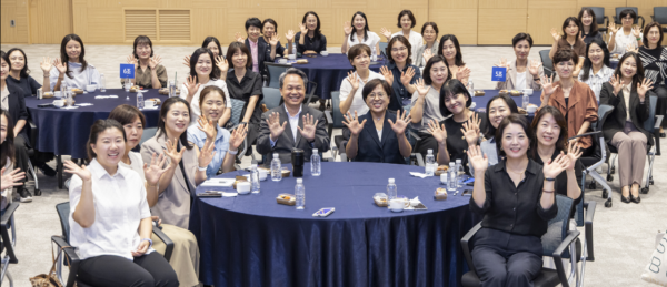 진옥동 신한금융그룹 회장이 28일 오전 서울 중구 본사에서 열린 '신한 쉬어로즈' 프로그램에 참석해 기념촬영을 하고 있다. 신한금융 제공
