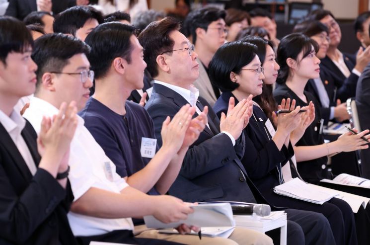 이재명 대통령이 28일 청와대에서 열린 '청년예산 언박싱 2027'에서 참석자의 발표 후 박수치고 있다. 이번 행사는 내년도 정부 예산안 발표에 앞서 청년 예산과 주요 사업을 설명하기 위해 마련됐다. 2026.8.28 연합뉴스