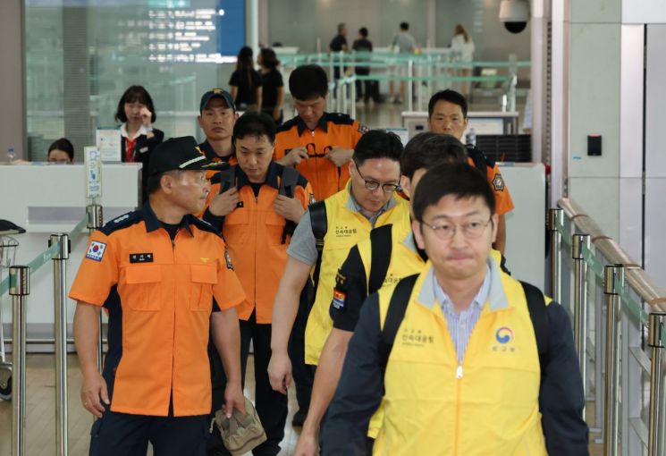 네팔 수력발전소 건설 현장 부근에서 홍수와 산사태로 한국남동발전과 두산에너빌리티 소속 한국인이 실종된 가운데 27일 외교부·소방청·경찰청 등으로 구성된 합동 신속대응팀이 인천국제공항 1터미널 출국장에서 출국하고 있다. 연합뉴스