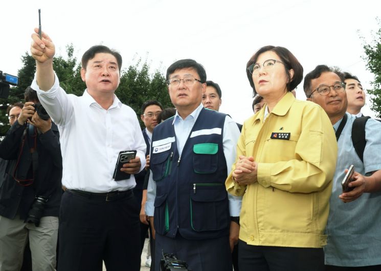김성환 기후에너지환경부 장관이 28일 경기 안성시를 찾아 상수원보호구역 규제와 송전선로·LNG발전소 건설, 용인 반도체산업단지 방류수 문제 등 지역 현안을 점검하고 있다. 안성시 제공