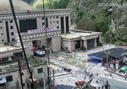 대홍수 당시 네팔·중국 국경 검문소. 소셜미디어 엑스 캡처