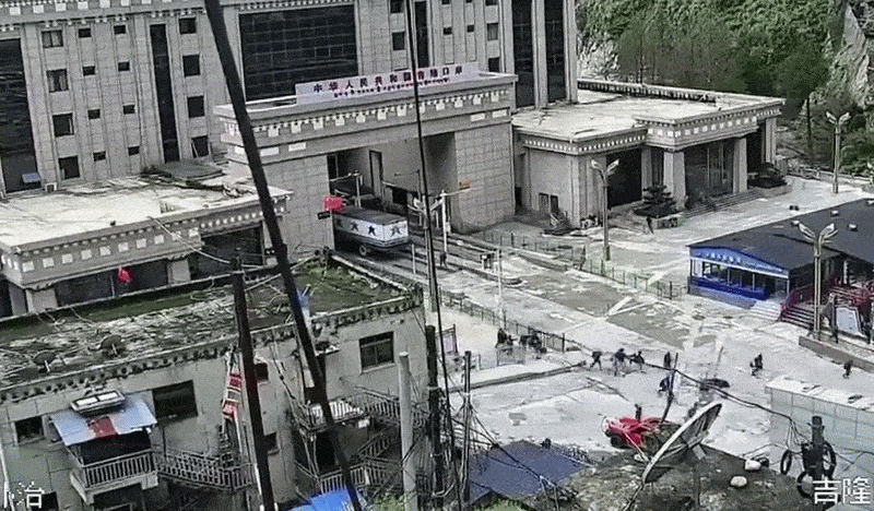 네팔 중북부 라수와 지역 어퍼트리슐리-1 수력발전소 공사 현장 근처에서 발생한 홍수 장면이 담긴 중국 쪽 출입국사무소의 폐쇄회로(CC)TV 영상. 엑스(X·옛 트위터) 캡처