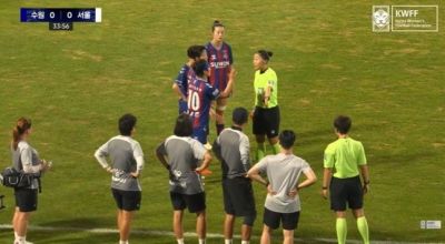 수원FC 위민과 서울시청의 WK리그 경기 중 지소연(등번호 10번)이 배선영 주심에게 항의하고 있다. 연합뉴스