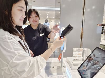 롯데百 부산본점, 'AI 제어' 360도 카메라 '인스타360 X6' 실물 공개