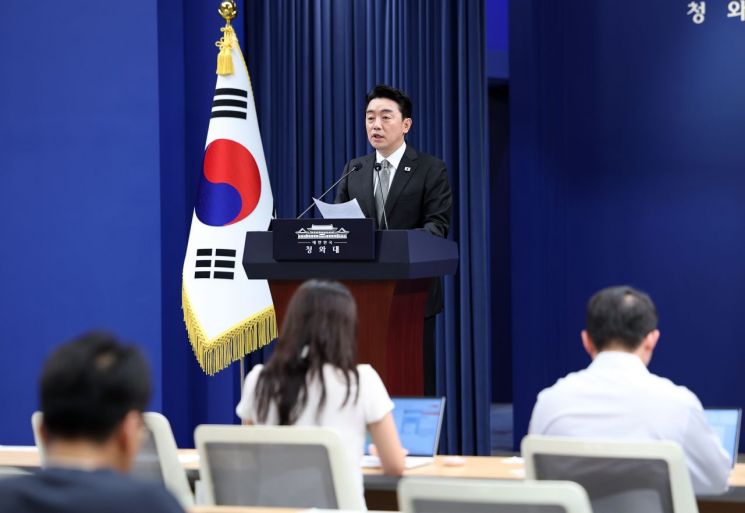 강훈식 비서실장이 30일 청와대 춘추관에서 인사 관련 브리핑을 하고 있다. 연합뉴스