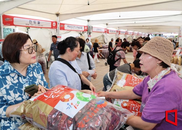 15만명 몰린 서울광장 ‘영양고추’ 사흘간 60억원 팔렸다[사진=영양군]