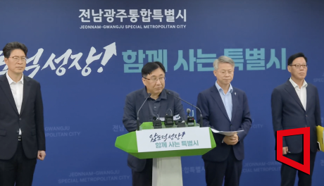 국립의대 신설 후보 대학 심사 연구책임자인 김대성 박사(왼쪽 두 번째)가 30일 기자회견에서 평가 기준과 심사 절차를 설명하고 있다. 송보현 기자