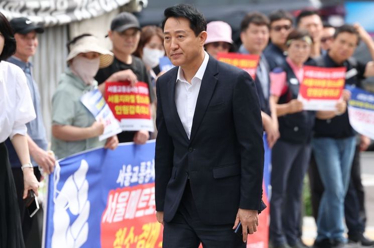 오세훈 서울시장이 26일 서울 모처의 한 식당에서 용산공원을 활용한 주택 공급 등 서울 주택 문제를 김윤덕 국토교통부 장관과 협의하기 위해 이동하고 있다. 2026.8.26 연합뉴스