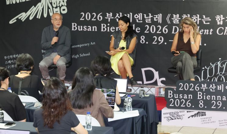 28일 부산 영도구 옛 부산남고에서 열린 2026 부산비엔날레 프레스 프리뷰 개막 브리핑에서 이준 부산비엔날레 집행위원장이 발언하고 있다. 연합뉴스