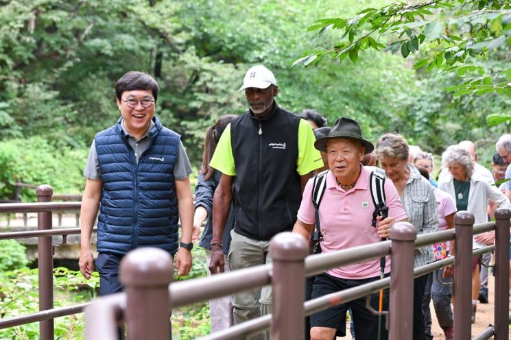 최휘영 문화체육관광부 장관이 30일 서울 강북구 북한산 둘레길을 프랑스 대규모 트레킹 단체인 랑도네협회원, 엄홍길 산악인과 걷고 있다. 문화체육관광부