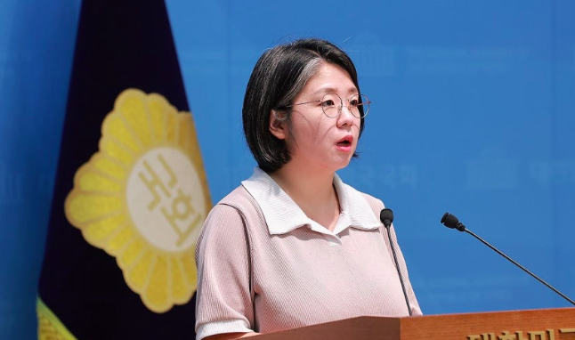 기본소득당 용혜인 의원이 지난 6일 국회 소통관에서 참여연대와 함께 소규모 집회는 경찰청에 신고하지 않고 개최할 수 있는 내용을 담은 집회 및 시위에 관한 법률 개정안 발의 기자회견을 하고 있다. 연합뉴스