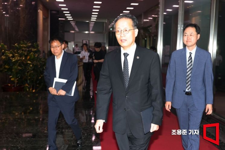이형일 경제부총리 겸 재정경제부 장관 후보자(현 재정경제부 1차관)가 31일 서울 종로구 정부서울청사로 출근하고 있다. 2026.8.31 조용준 기자