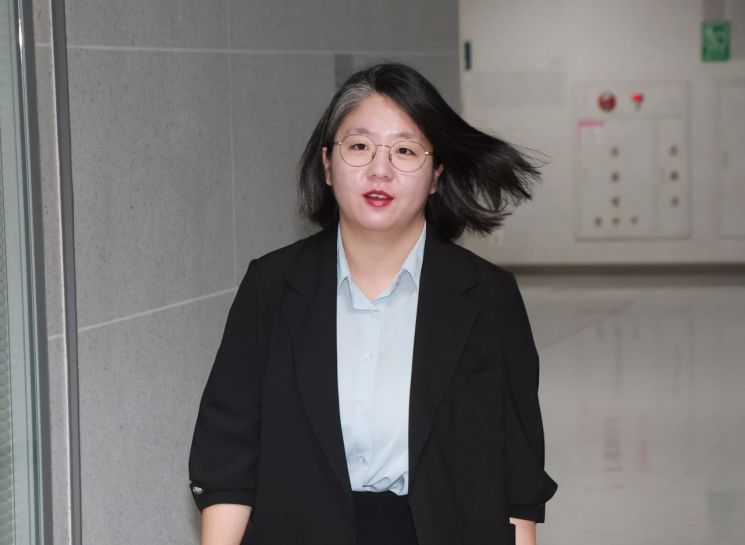 성평등가족부 장관 후보자인 기본소득당 용혜인 의원이 31일 국회 의원회관 자신의 사무실로 출근하고 있다. 연합뉴스