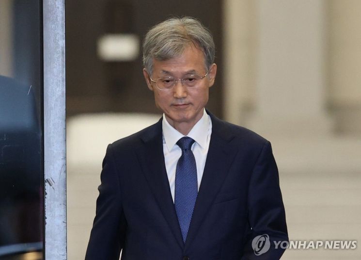 이재명 대통령이 노태악 전 대법관 후임 대법관 후보자 재제청 요청을 한 28일 오후 조희대 대법원장이 서울 서초구 대법원에서 퇴근하고 있다. 연합뉴스