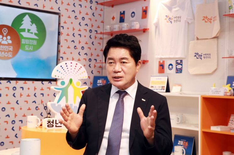 박준희 관악구청장이 지난달 24일 아시아경제와 인터뷰하며 청년정책과 힐링정원도시 등 민선 9기 구정 방향을 설명하고 있다. 관악구 제공.