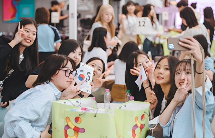 여성들이 한국과 일본 국기를 들고 함께 사진을 찍고 있다. 기사와 관련 없는 자료 사진. 아시아경제DB