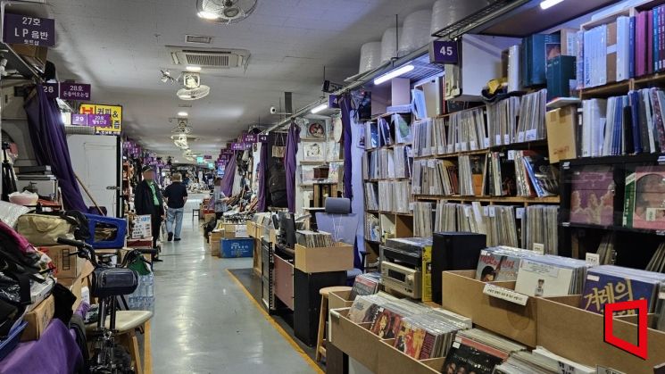 지난달 30일 서울 동대문구 서울풍물시장에 골동품 가게들이 줄지어 있다. 매년 서울풍물시장을 찾는 방문객 수는 수백만명에 달한다. 올해 들어서는 지난 6월30일 기준 229만명이 다녀갔다. 박재현 기자