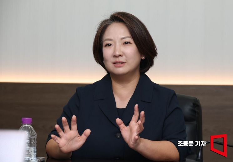 최현수 깨끗한나라 회장이 서울 용산구 한남대로 깨끗한나라 본사에서 아시아경제와 인터뷰 하고 있다. 조용준 기자