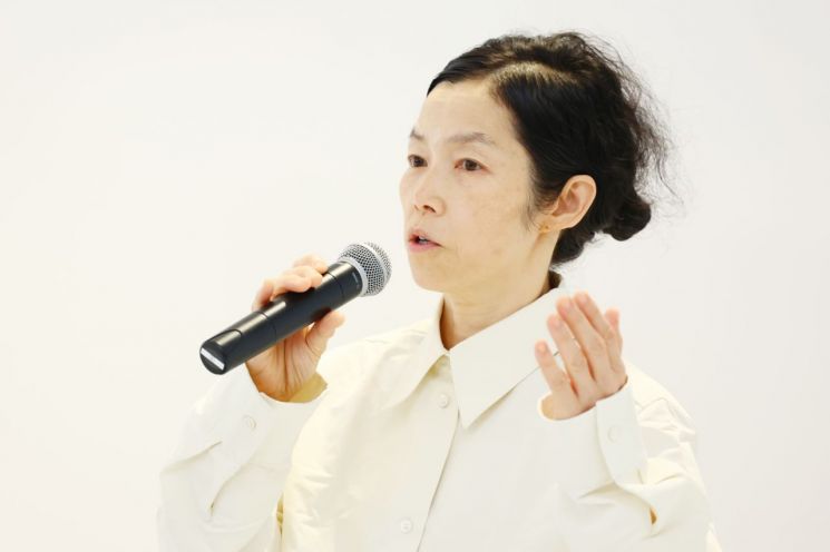 구정아 작가가 31일 서울 용산구 리움미술관에서 열린 개인전 '구정아: 우스모스' 기자간담회에서 질문에 답하고 있다. 연합뉴스