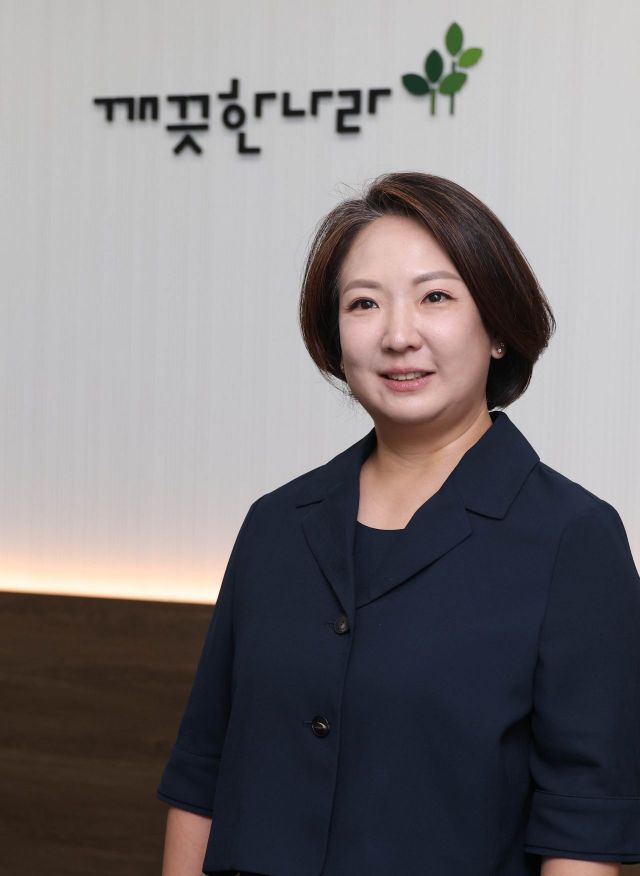 최현수 깨끗한나라 회장이 서울 용산구 한남대로 깨끗한나라 본사에서 아시아경제와 인터뷰에서 포즈를 취하고 있다. 조용준 기자