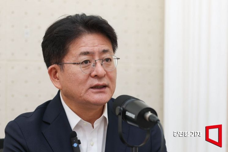 박원석 전 정의당 의원은 31일 '소종섭의 시사쇼'에 출연해 "보기드문 정책형 정치인"이라고 이소영 중소벤쳐기업부 장관 후보자를 높게 평가했다. 강진형 기자