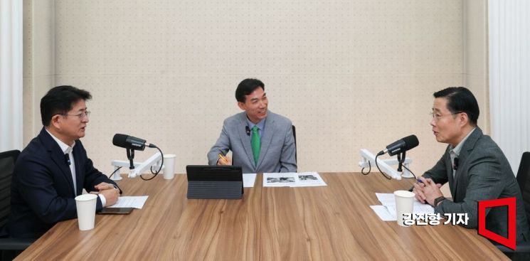 박원석 전 정의당 의원(왼쪽)과 이태규 전 국민의힘 의원(오른쪽)이 31일  아시아경제 시사유튜브 '소종섭의 시사쇼'에 출연해 토론하고 있다. 강진형 기자
