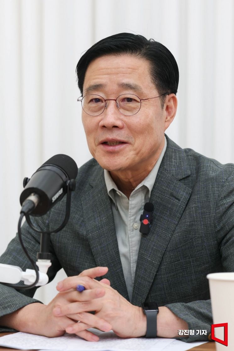 이태규 전 국민의힘 의원은 '소종섭의 시사쇼'에 출연해 "혹을 떼려다 더 큰 혹을 붙일 수 있다"며 김승원 법무부 장관 후보자를 비판했다. 강진형 기자