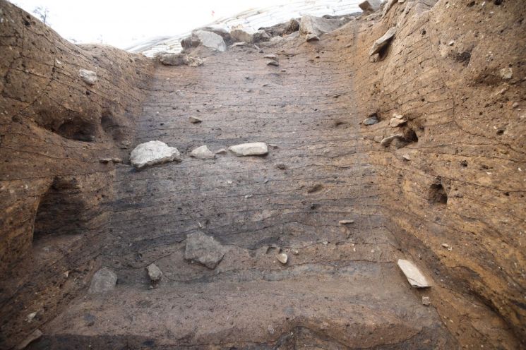 충주 장미산성 판축 성벽 세부 모습/국가유산청.