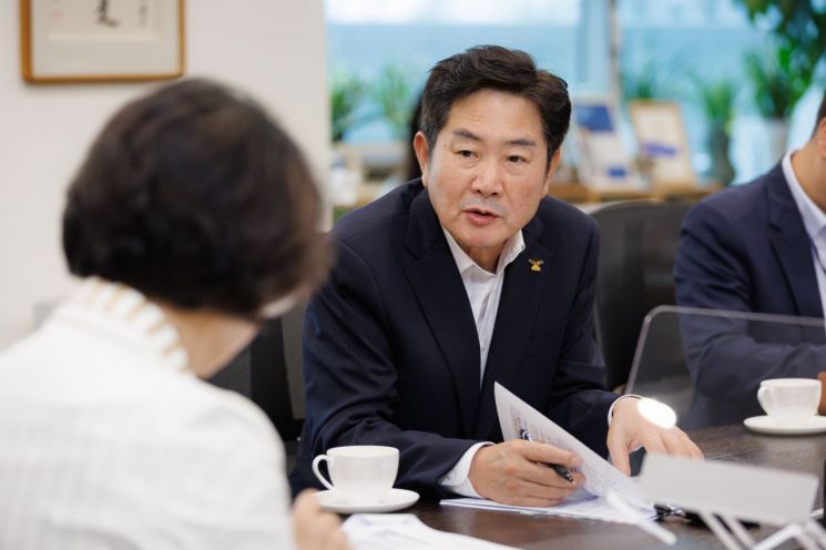 조용호 경기 오산시장이 31일 추미애 경기도지사를 만나 세교3 공공주택지구와 분당선 연장 등 지역 현안에 대한 경기도의 지원을 요청하며 기념촬영을 하고 있다. 오산시 제공